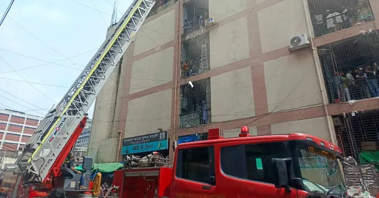 সুন্দরবন স্কয়ার মার্কেটে আগুন নিয়ন্ত্রণে কাজ করছে ফায়ার সার্ভিসের কর্মীরা